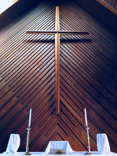 祭坛上的棕色十字架
